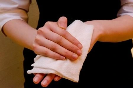 Τα μαντηλάκια υγρού ιστού προσθέτουν χρώμα σε υπηρεσίες ξενοδοχείων